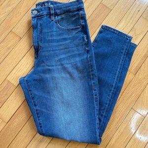 American Eagle skinny jegging